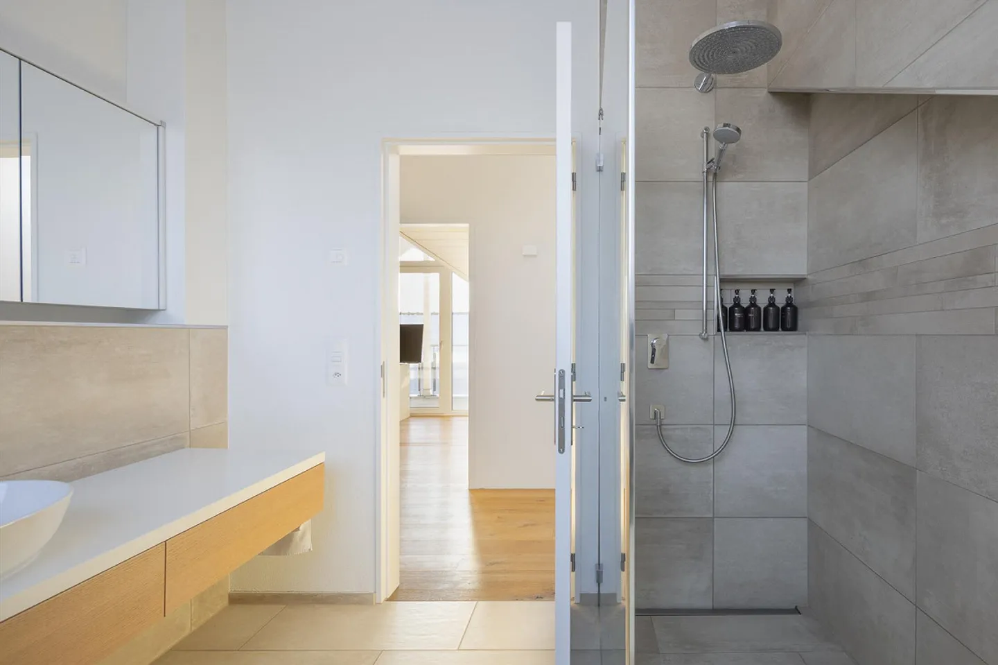 Vue partielle sur le lac avec deux loggias et aménagement moderne - Photo 8 sur 14