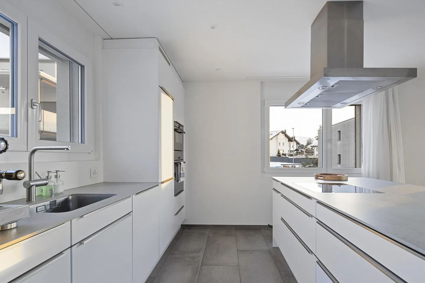 Vue partielle sur le lac avec deux loggias et aménagement moderne - Photo 4 sur 14