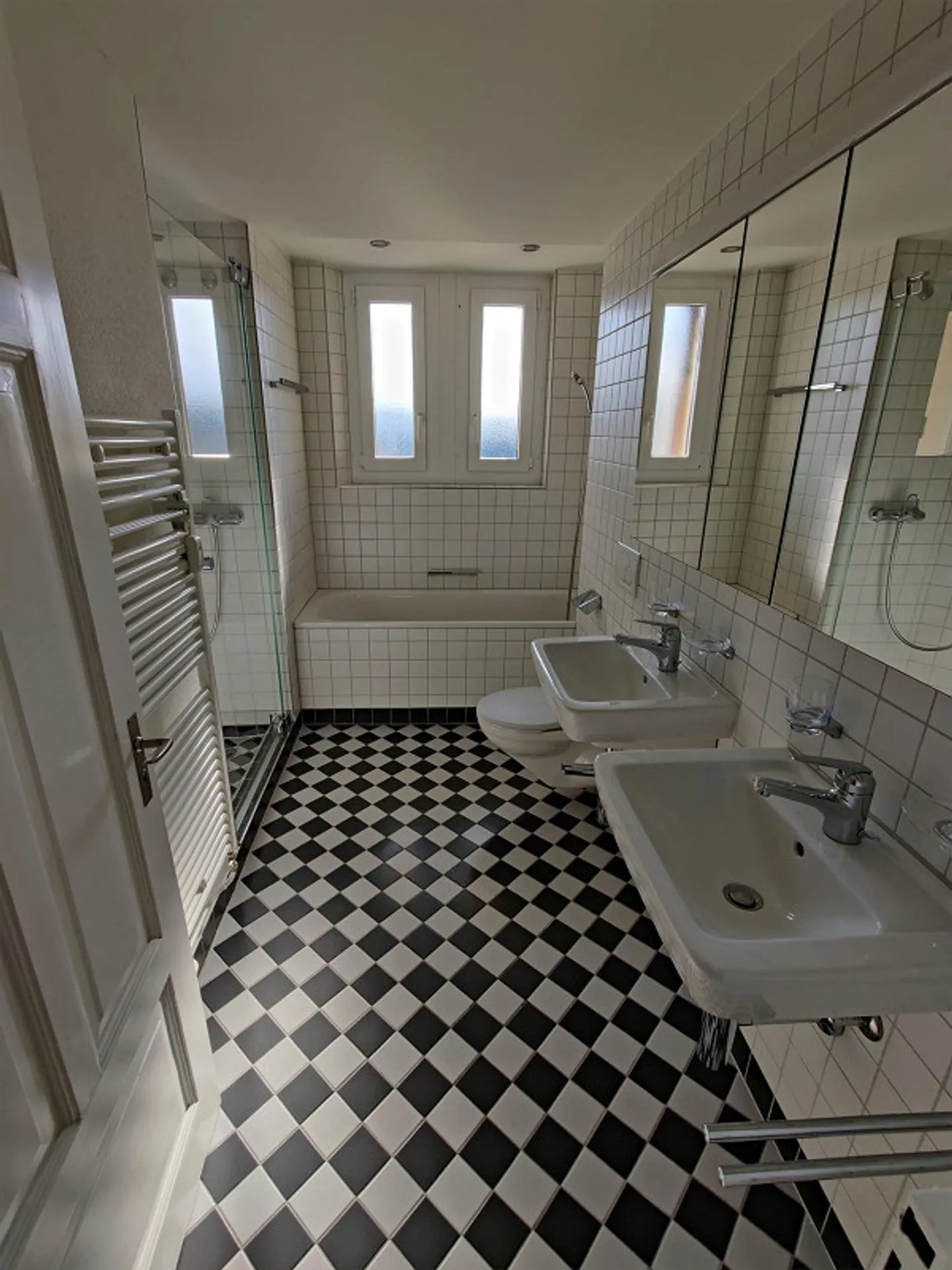 Geräumige Wohnung mit Balkonen - Foto 8 von 12