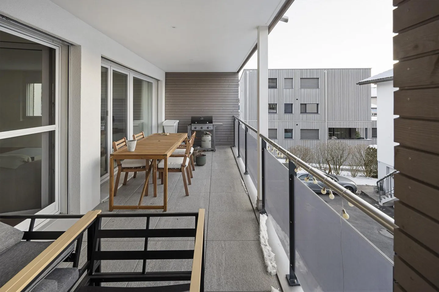 Vue partielle sur le lac avec deux loggias et aménagement moderne - Photo 12 sur 14