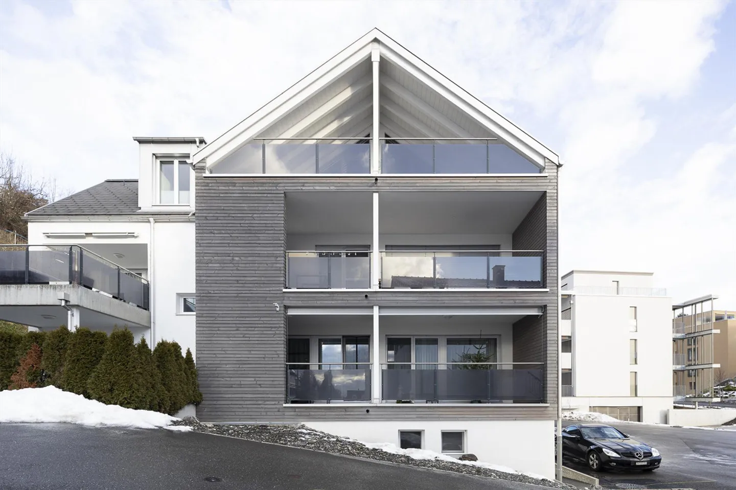 Vue partielle sur le lac avec deux loggias et aménagement moderne - Photo 13 sur 14