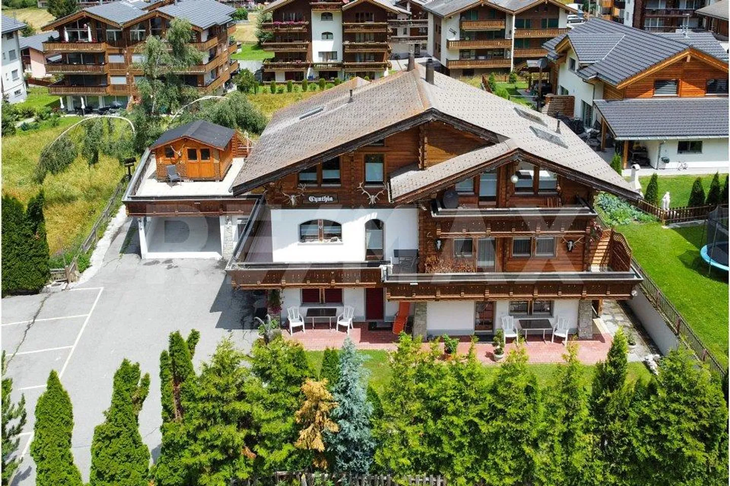 Ampia casa di 5,5 stanze con appartamenti studio nella migliore posizione - Foto 1 di 13