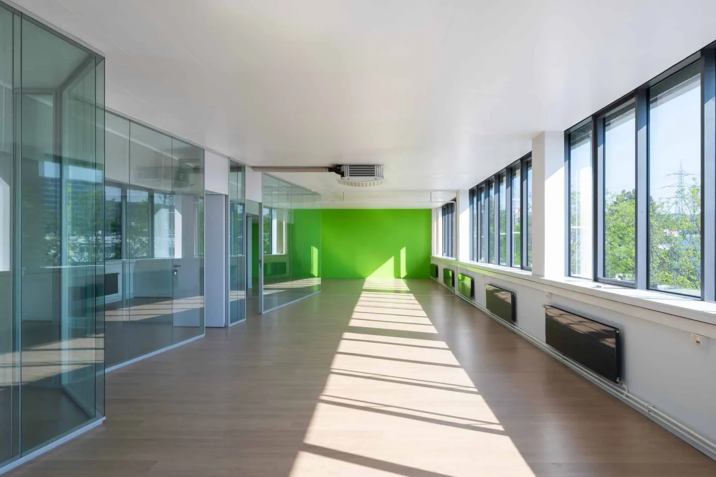 Commercial space of 290 m2 ideally located in Crissier - Photo 2 of 4