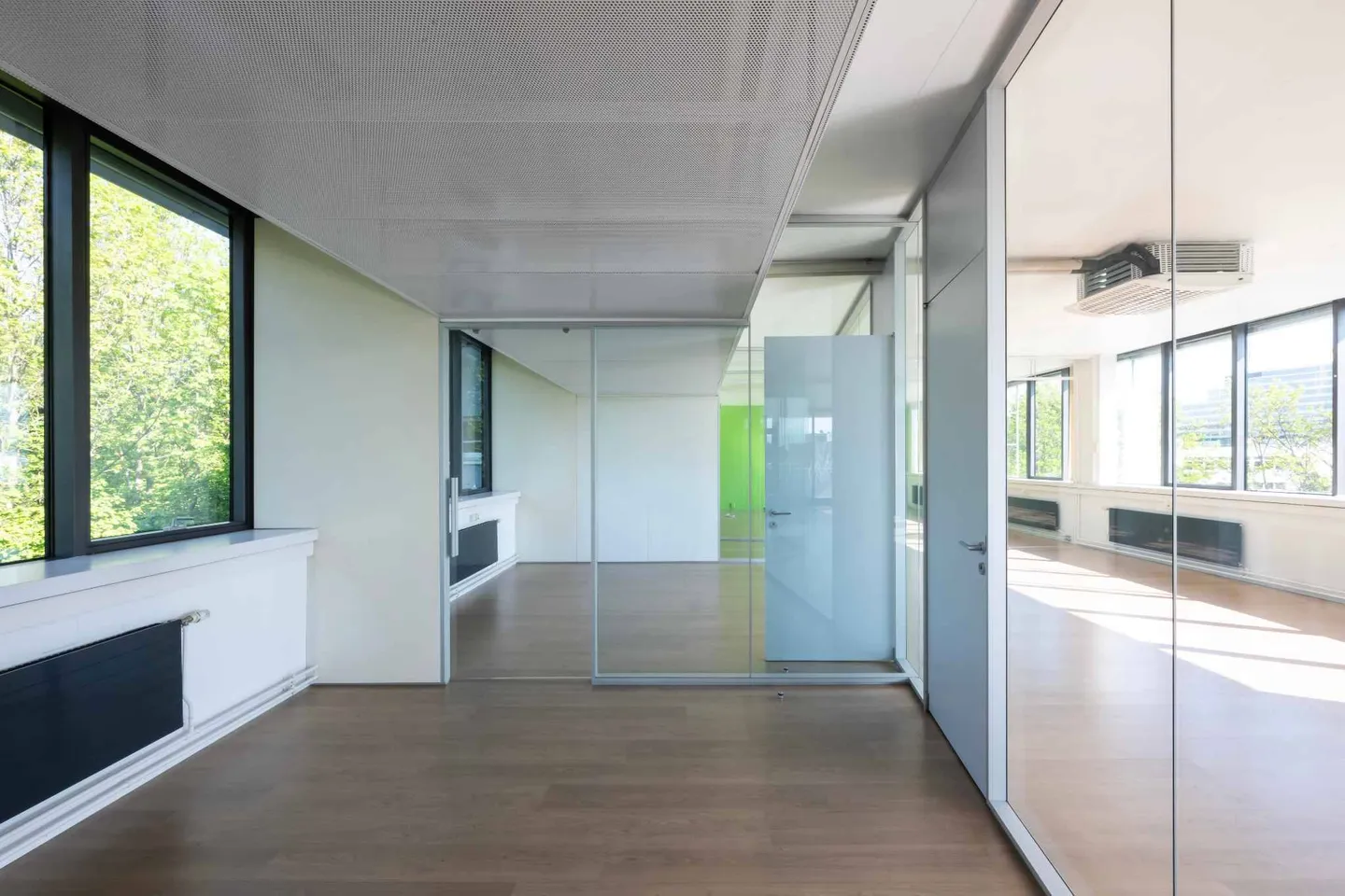 Commercial space of 290 m2 ideally located in Crissier - Photo 3 of 4
