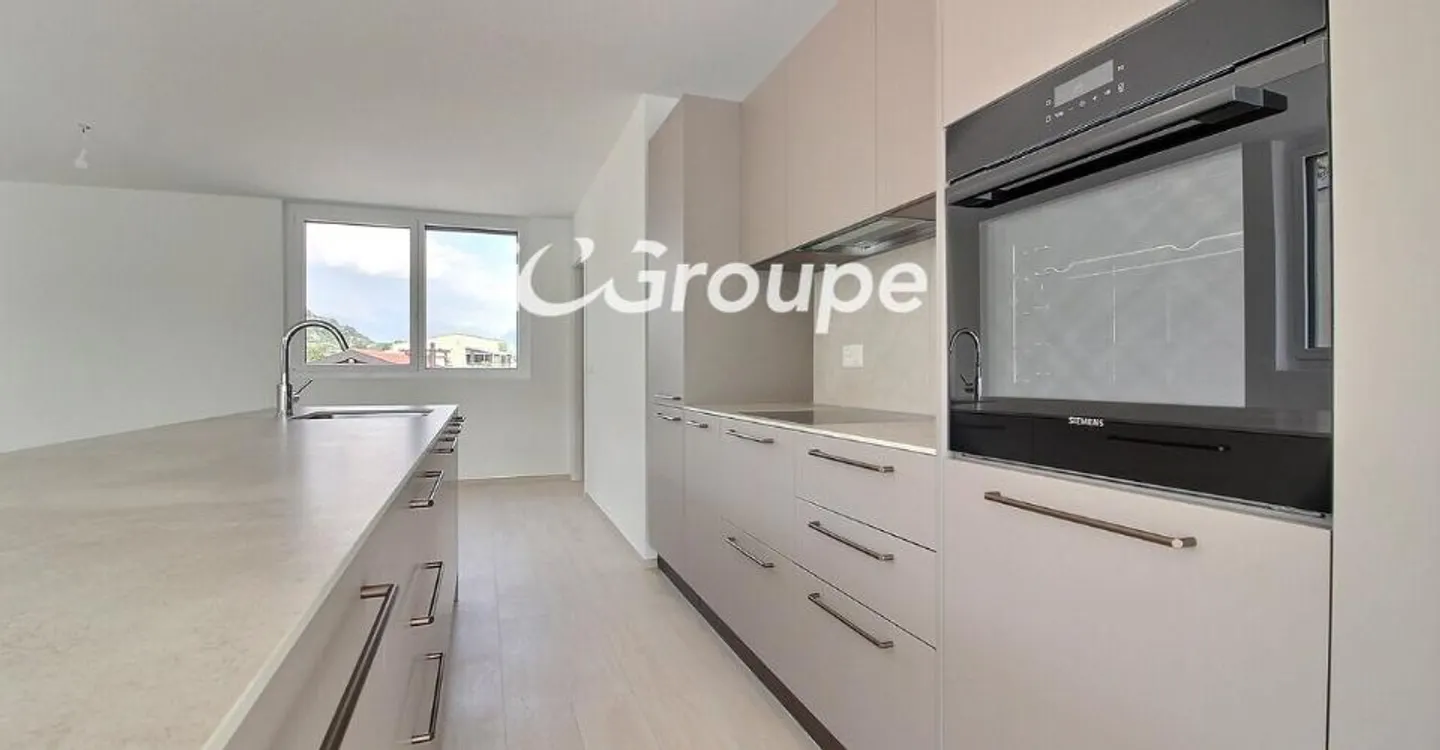 Stunning 4.5-room penthouse for rent in Uvrier - Photo 2 of 11