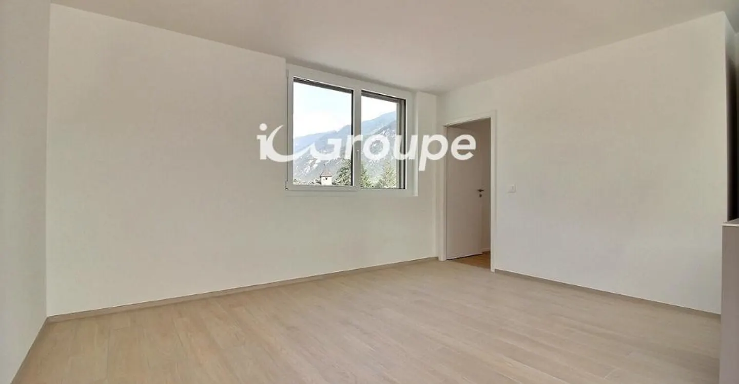 Stunning 4.5-room penthouse for rent in Uvrier - Photo 3 of 11