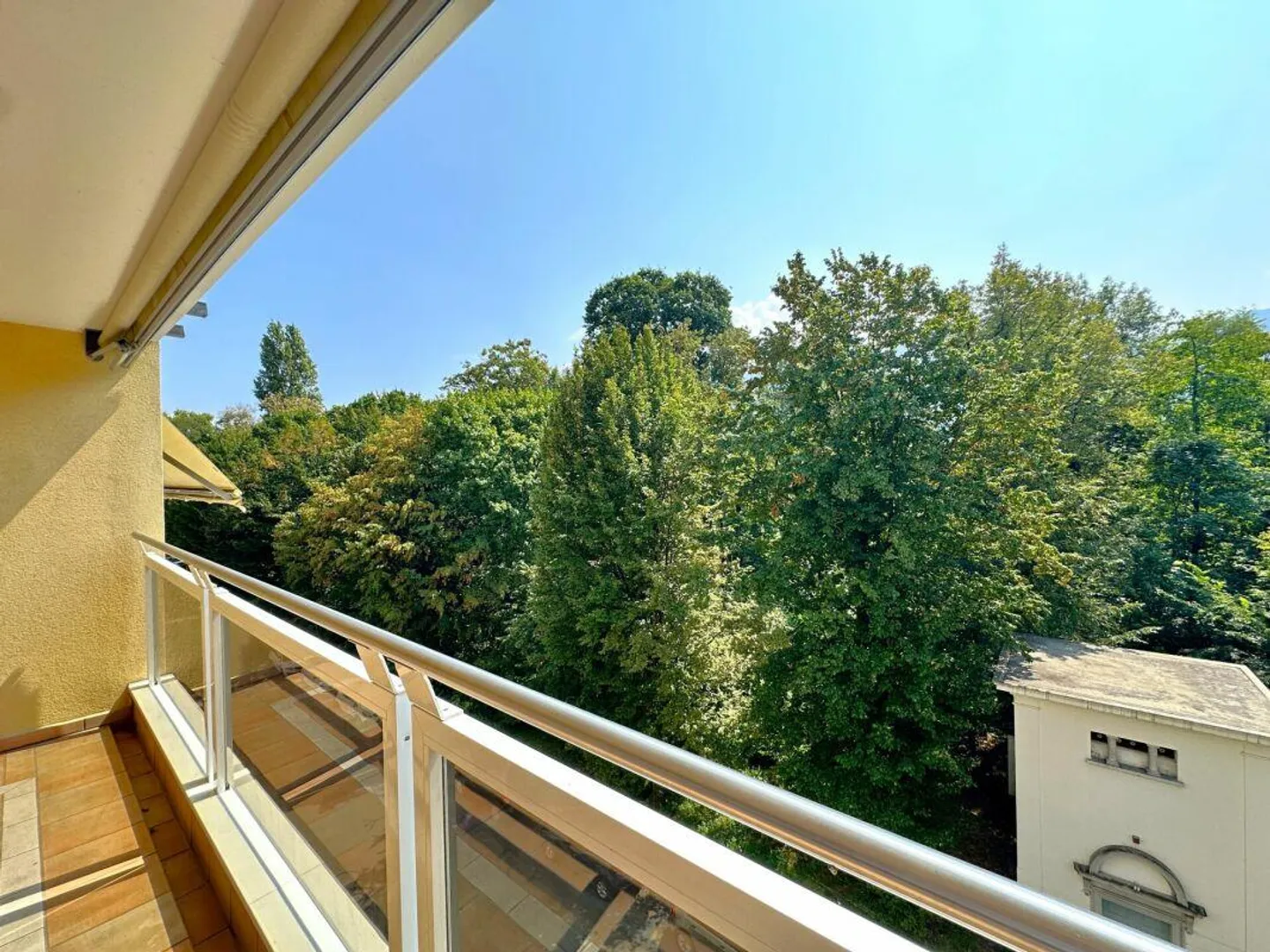 Strategische 3.5 Zimmer nur einen Steinwurf vom See entfernt - Foto 1 von 12