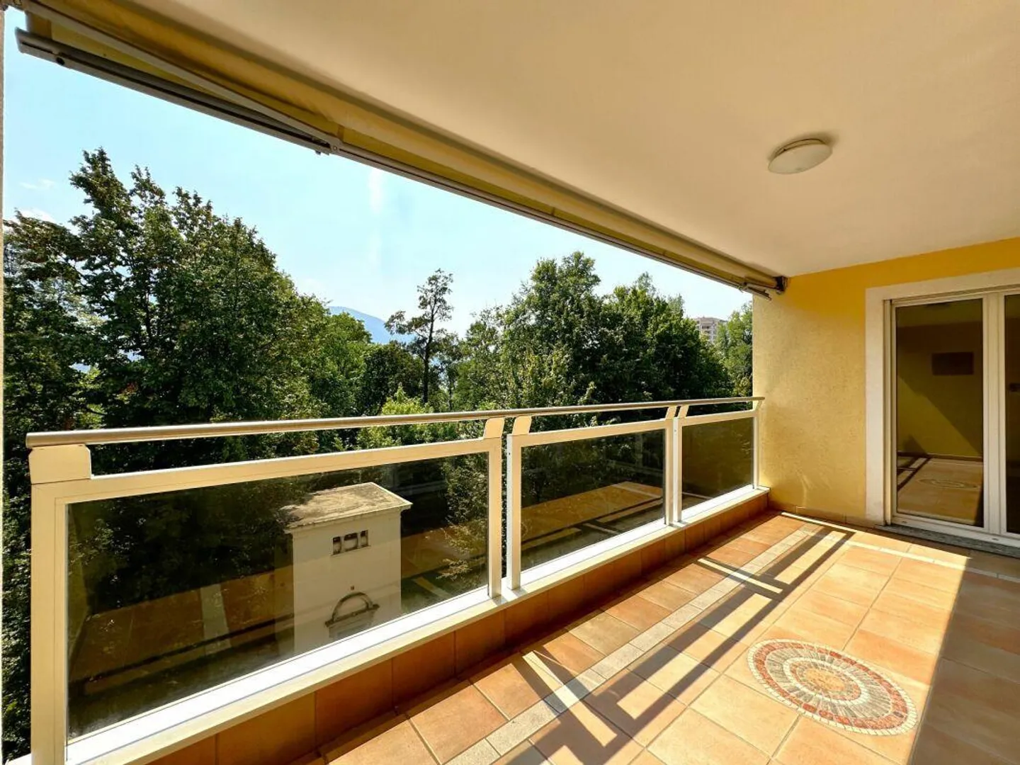Strategische 3.5 Zimmer nur einen Steinwurf vom See entfernt - Foto 3 von 12