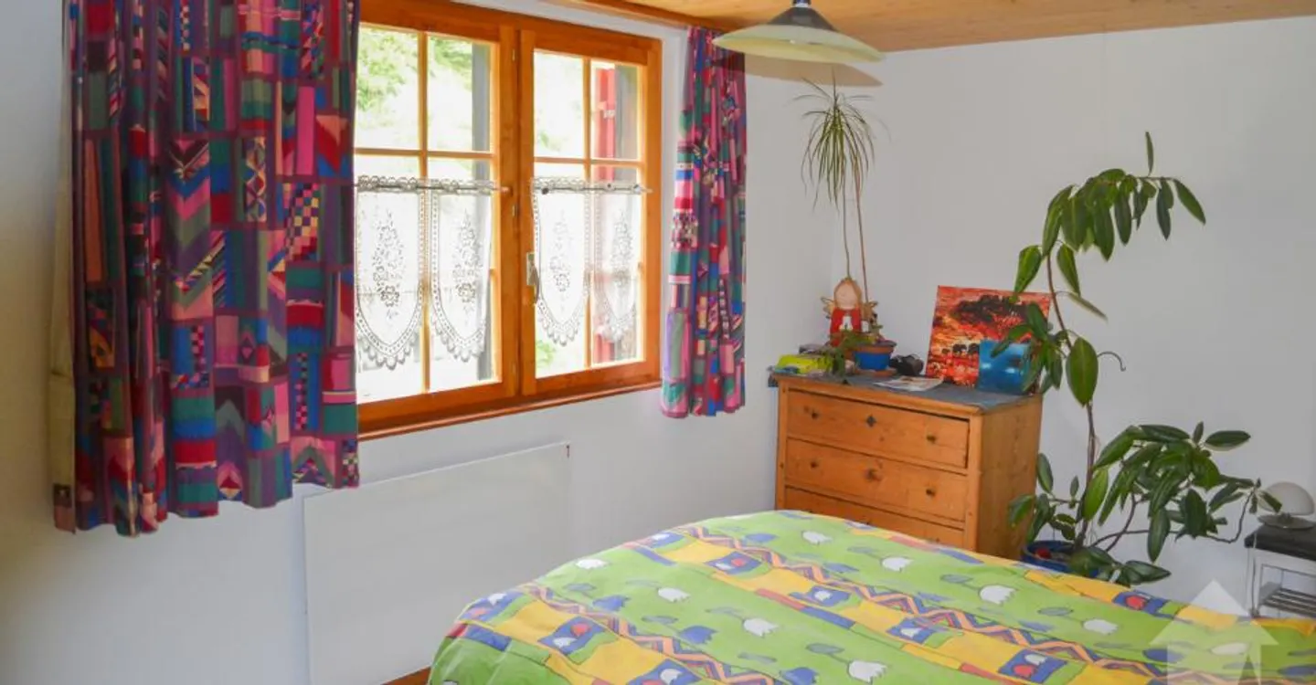 4,5-Zimmer-Wohnung von 80 m2 im 2. Stock eines kleinen Gebäudes. - Foto 3 von 12