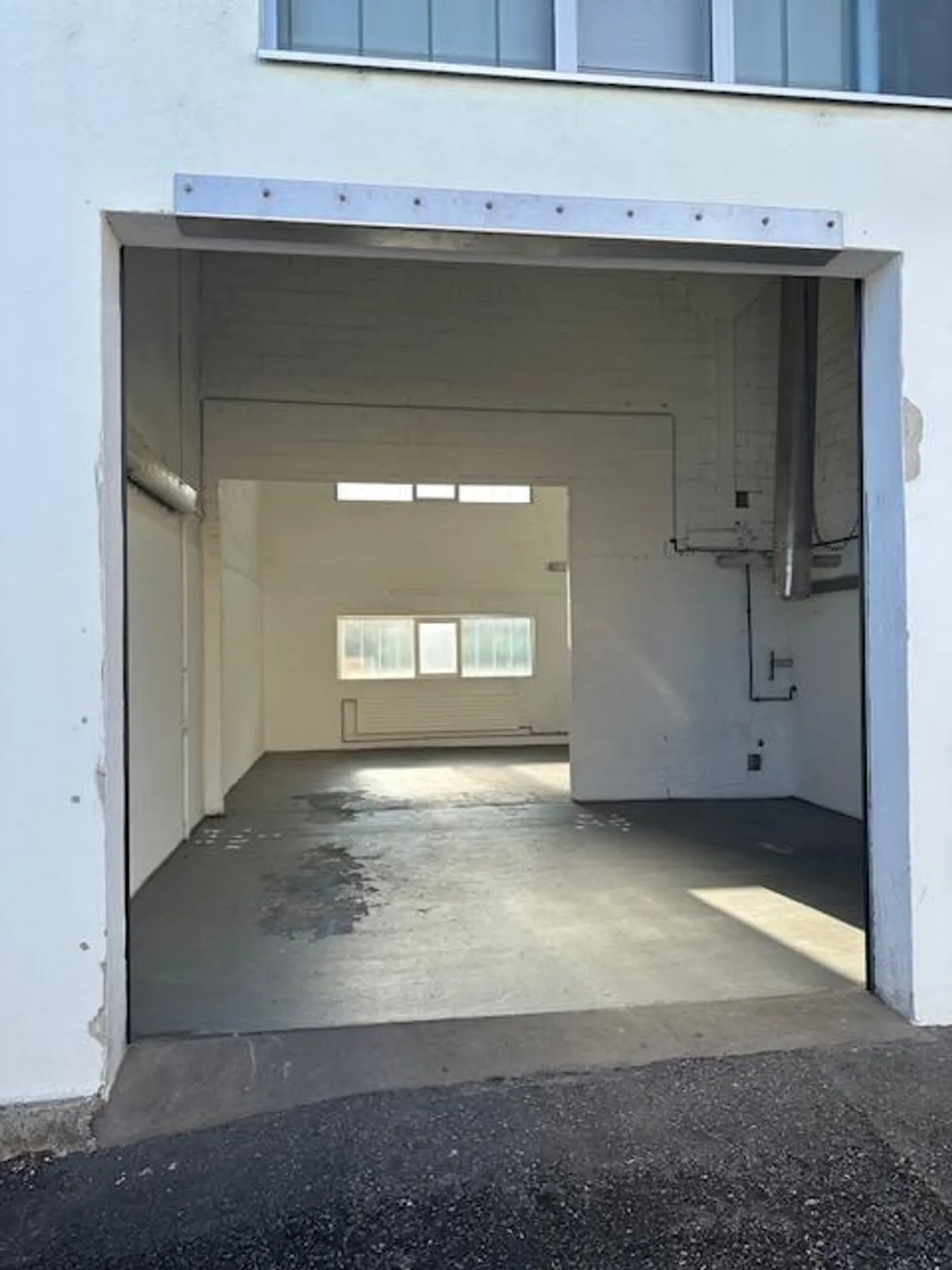 Geräumige Werkstatt mit Tageslicht - Foto 3 von 8