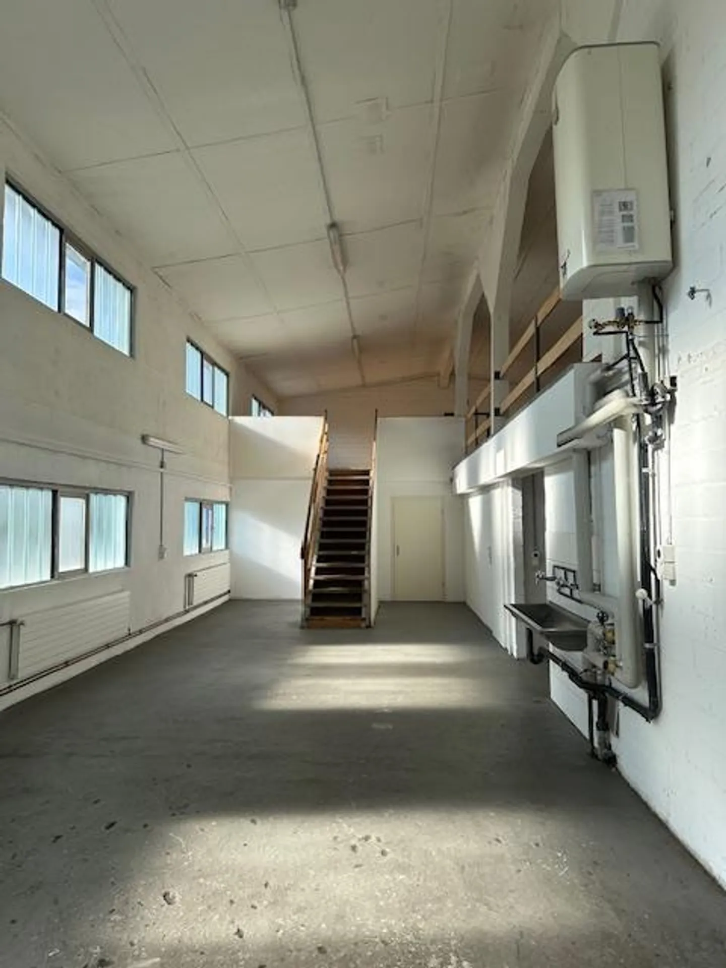 Geräumige Werkstatt mit Tageslicht - Foto 4 von 8