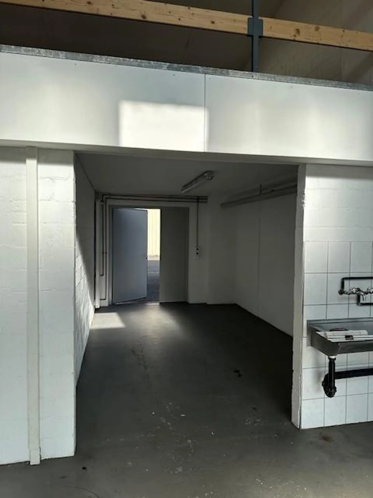 Geräumige Werkstatt mit Tageslicht - Foto 5 von 8