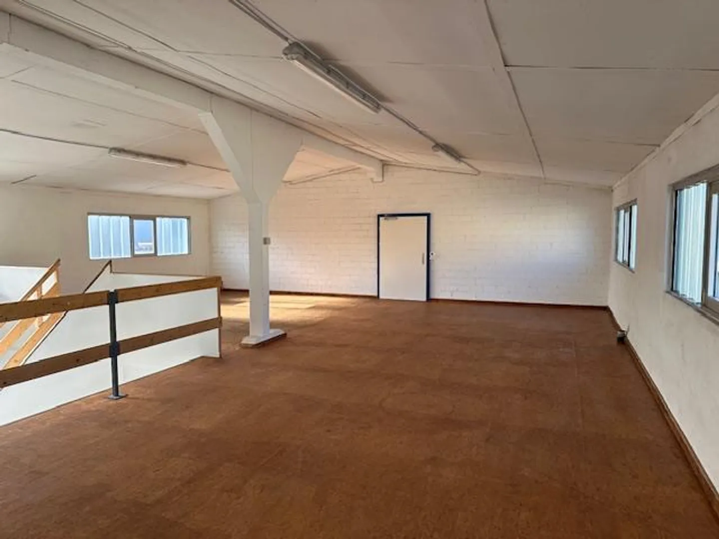 Geräumige Werkstatt mit Tageslicht - Foto 7 von 8