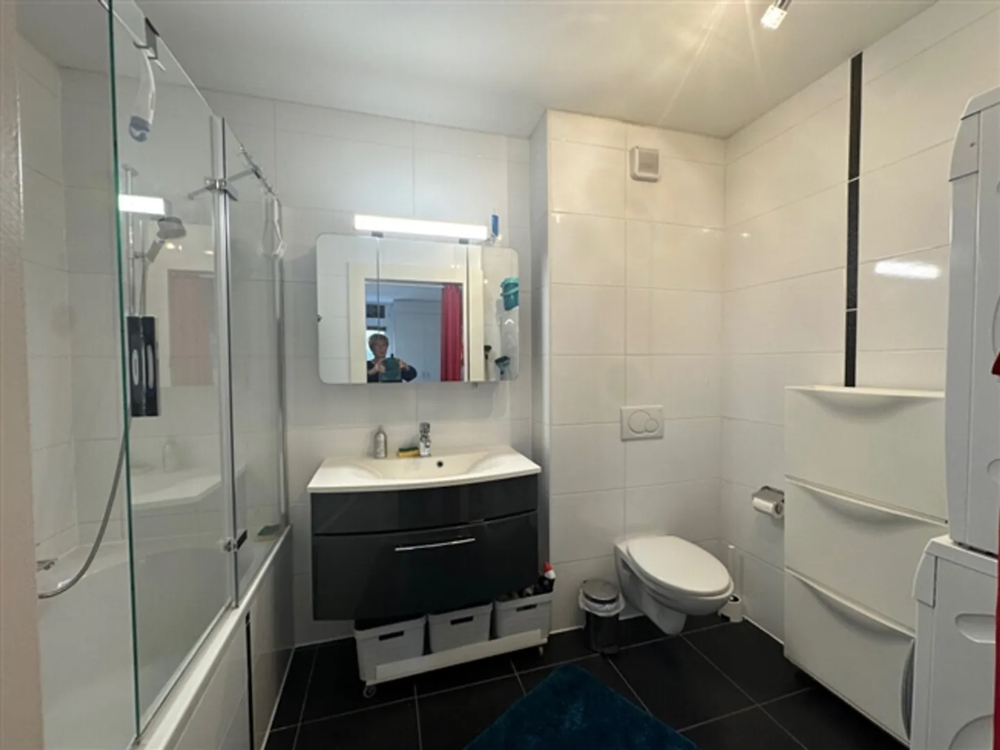 Room furnished with beautiful amenities - Photo 5 of 5