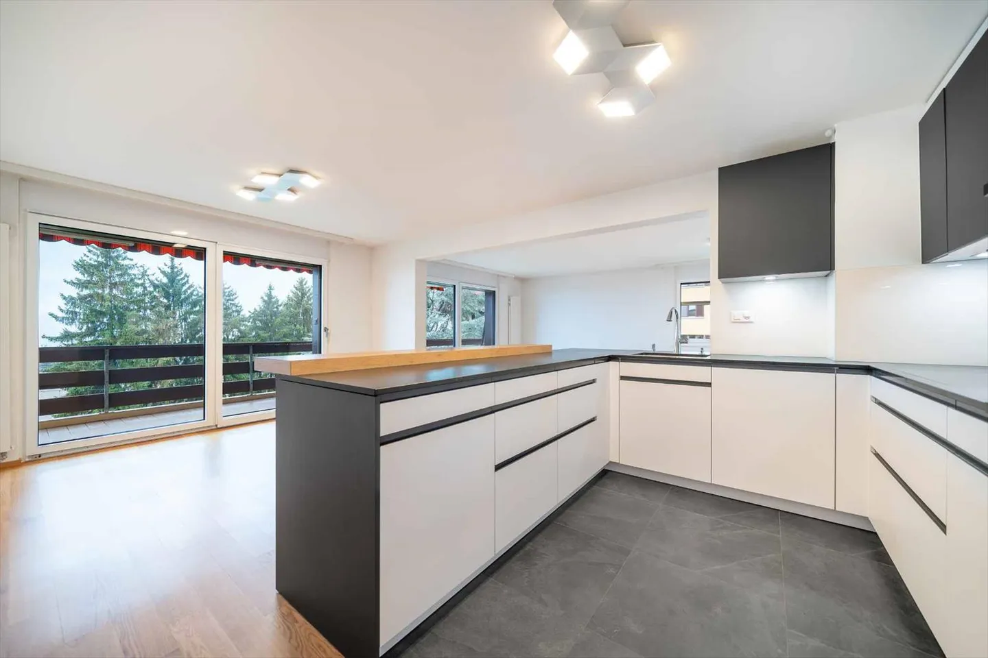 Bell'appartamento di 5,5 stanze di 133 m2, magnificamente ristrutturato con grande balcone - Foto 4 di 13