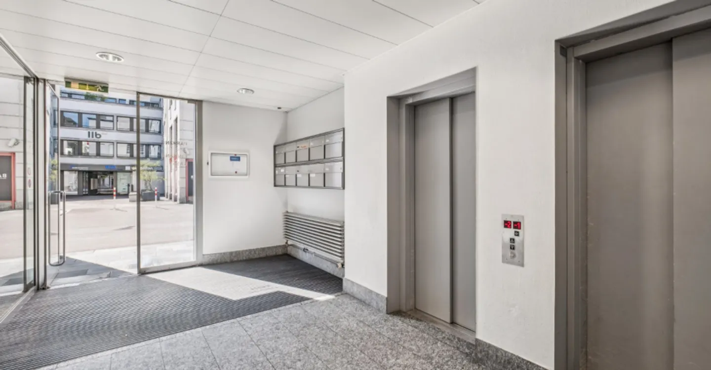 Attractive office space with fitness practice expansion in Rapperswil! - Photo 2 of 11