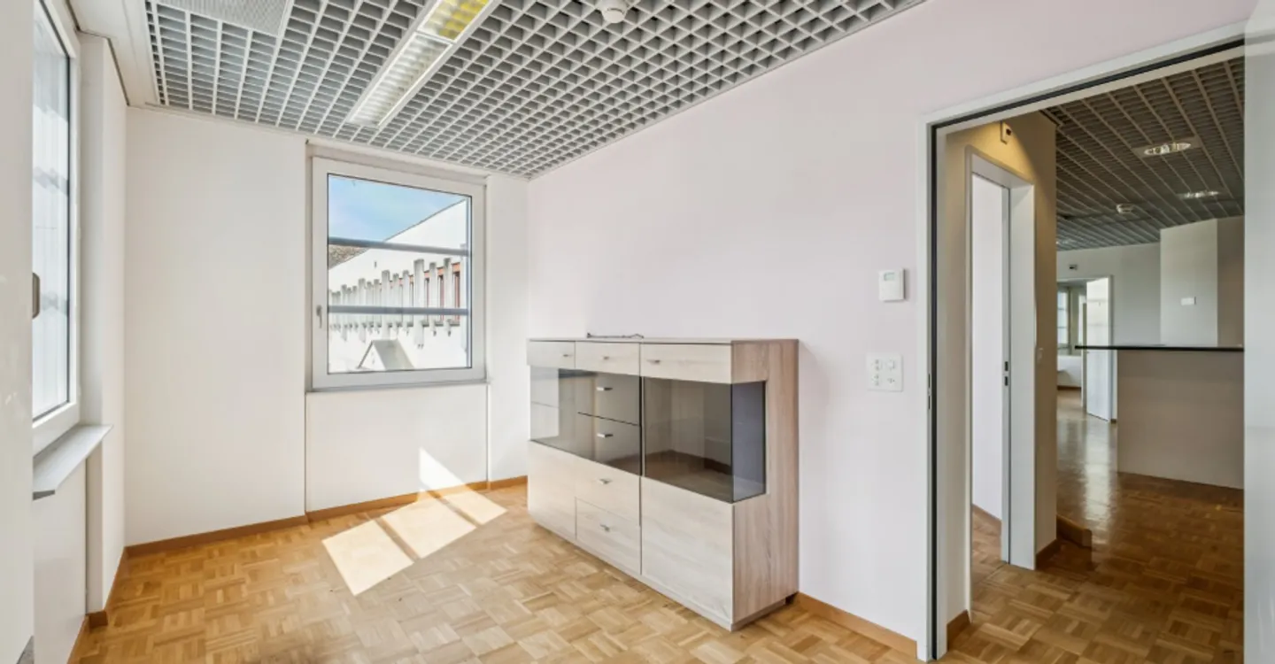 Attractive office space with fitness practice expansion in Rapperswil! - Photo 4 of 11