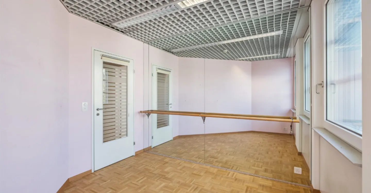 Attractive office space with fitness practice expansion in Rapperswil! - Photo 5 of 11