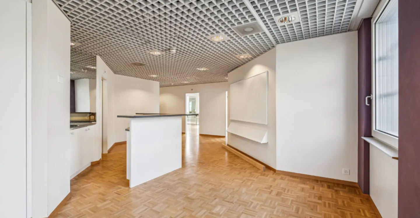Attractive office space with fitness practice expansion in Rapperswil! - Photo 6 of 11