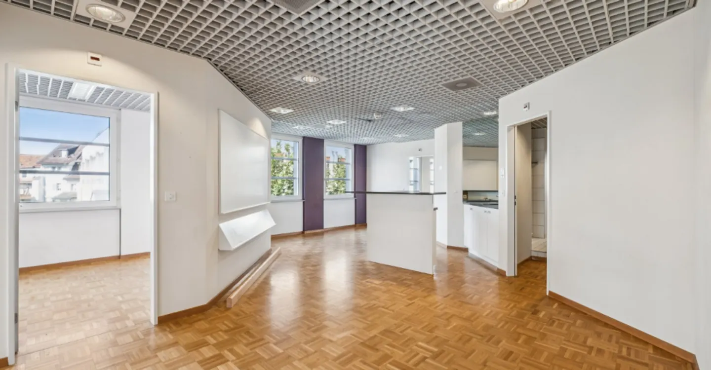 Attractive office space with fitness practice expansion in Rapperswil! - Photo 8 of 11