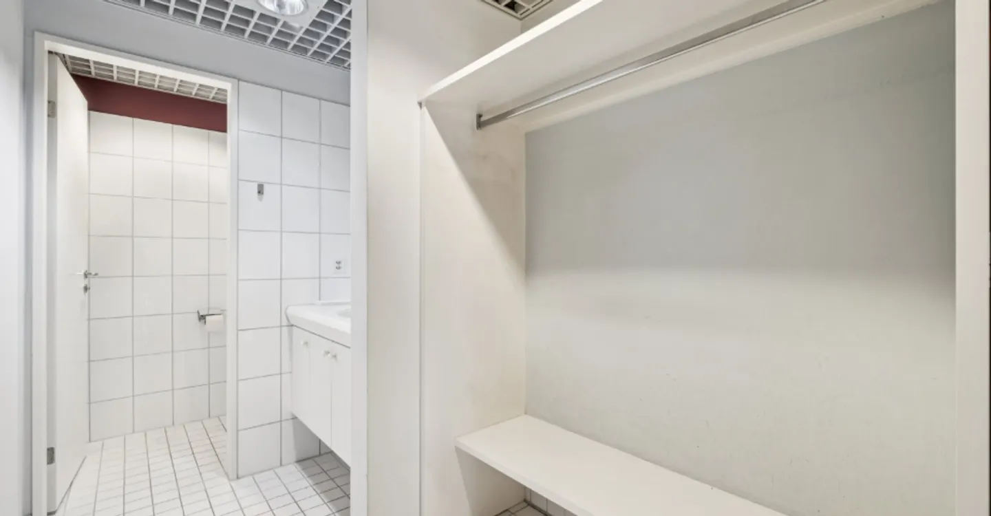 Attractive office space with fitness practice expansion in Rapperswil! - Photo 9 of 11
