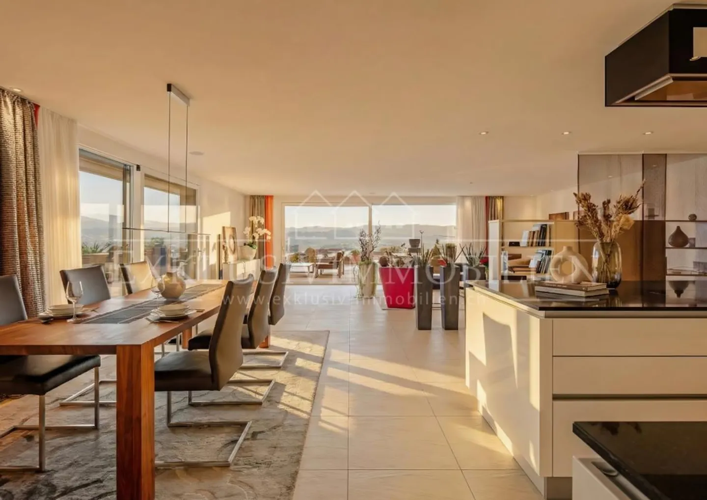 Wohnkomfort der Extraklasse - Ein Logenplatz mit See und Bergblicken - Foto 1 von 9