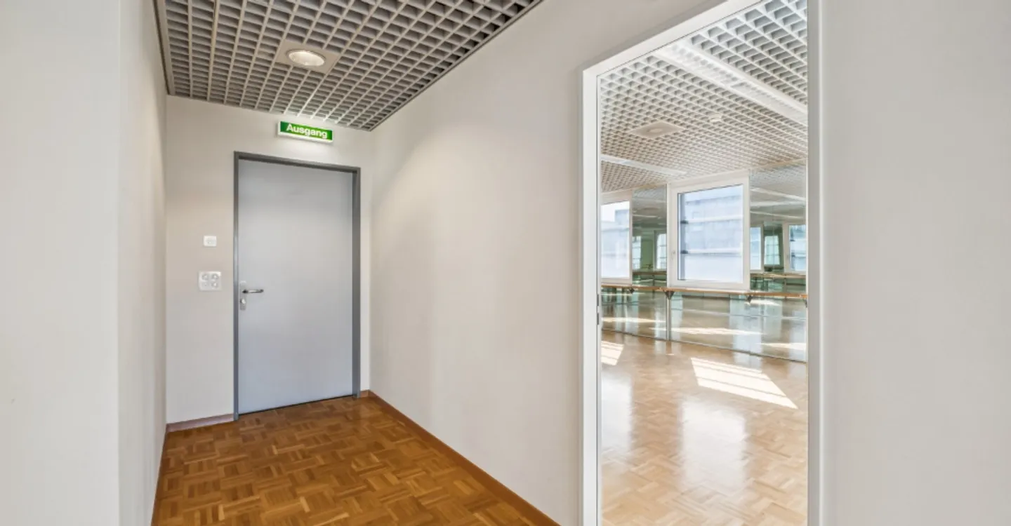 Attractive office space with fitness practice expansion in Rapperswil! - Photo 7 of 11