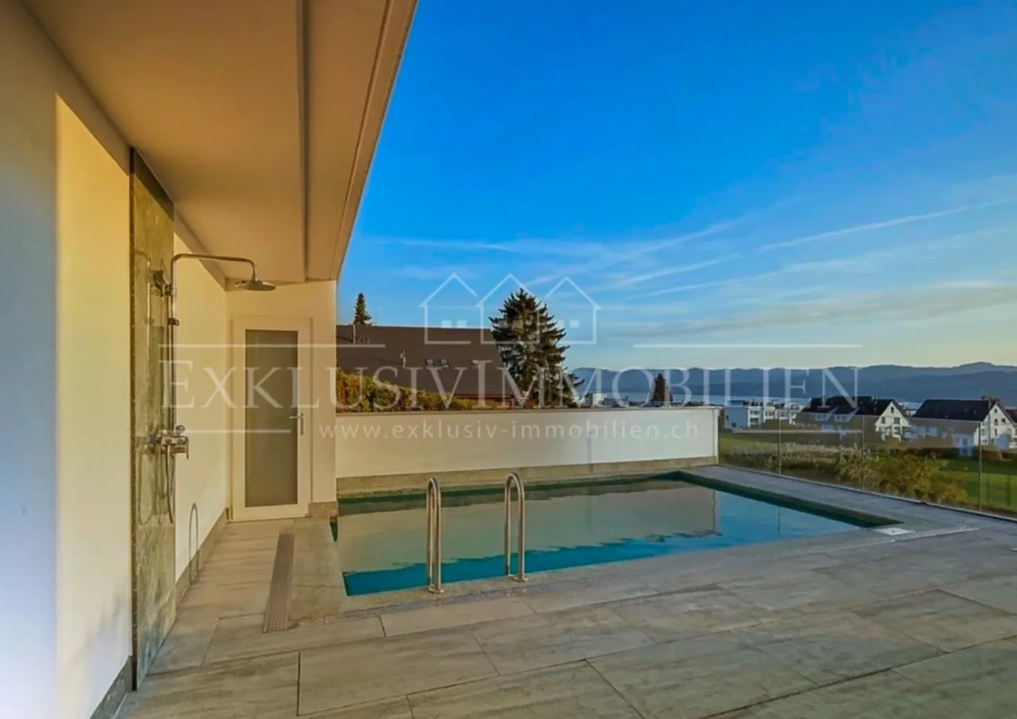 Wohnkomfort der Extraklasse - Ein Logenplatz mit See und Bergblicken - Foto 2 von 9