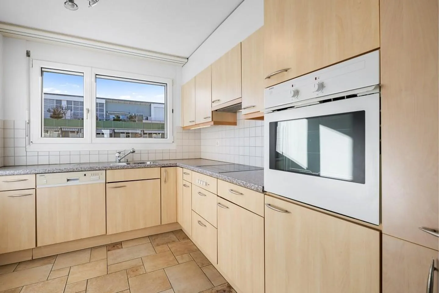 Spacious 3.5-room apartment in an attractive location in Rotkreuz (ZG) - Photo 2 of 6