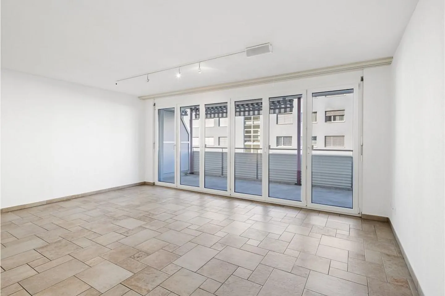 Spacious 3.5-room apartment in an attractive location in Rotkreuz (ZG) - Photo 3 of 6