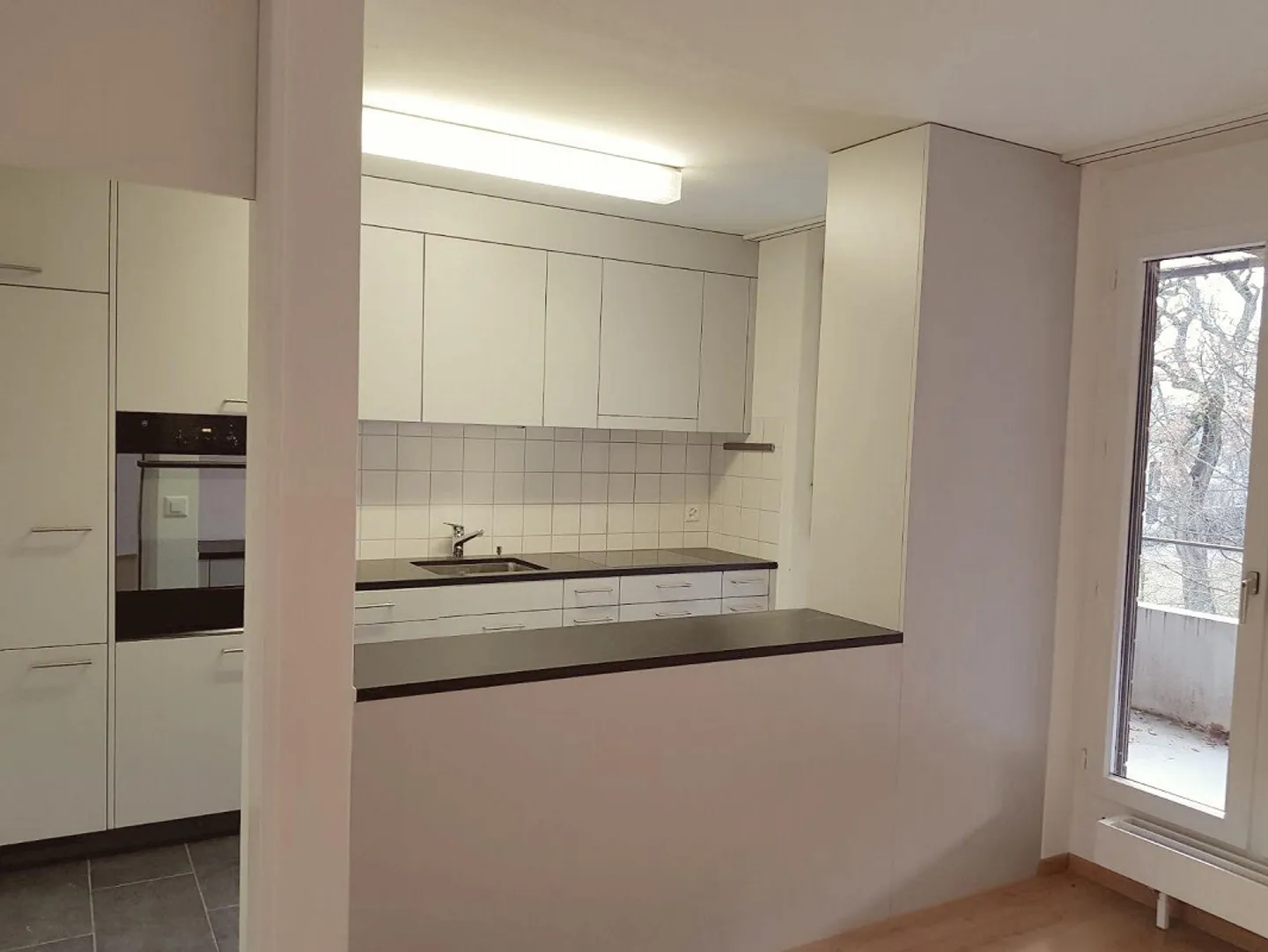 Luminoso appartamento di 4,5 stanze con camino e balcone - Foto 3 di 16