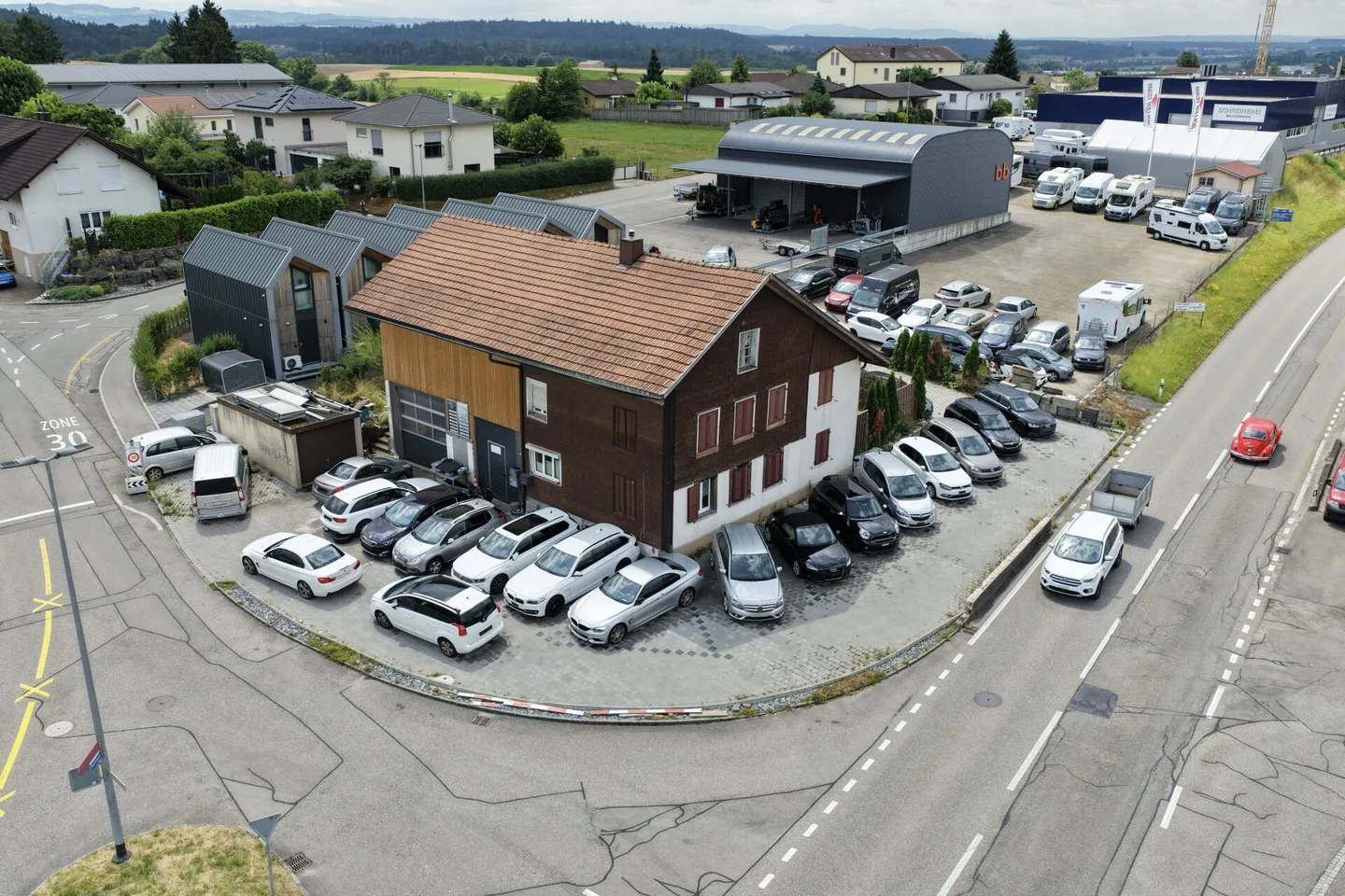 Proprietà commerciale flessibile con unità residenziale sulla strada principale - Foto 1 di 3