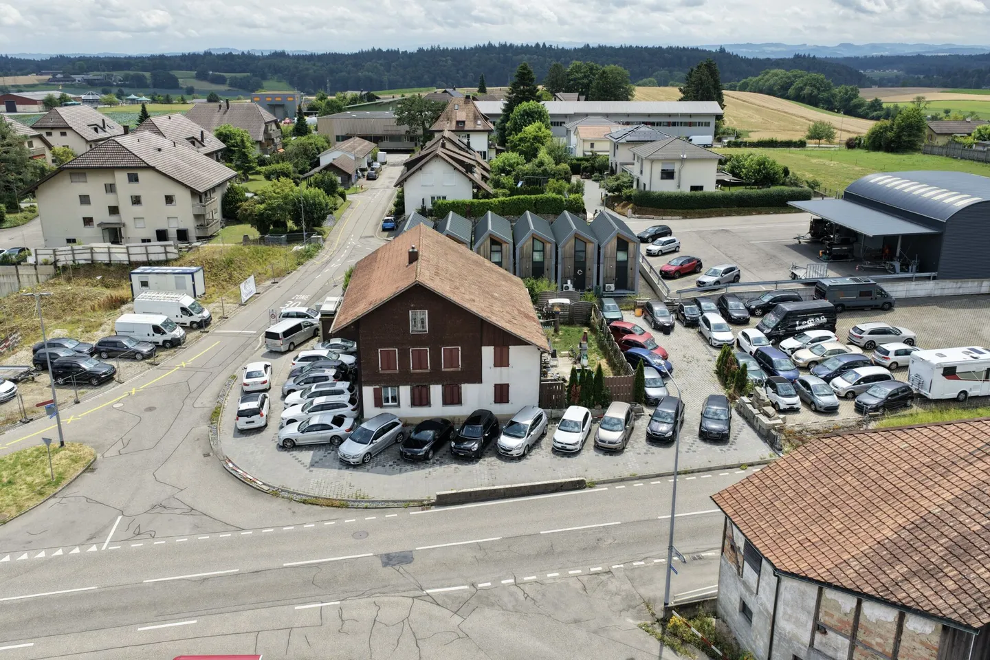 Proprietà commerciale flessibile con unità residenziale sulla strada principale - Foto 2 di 3