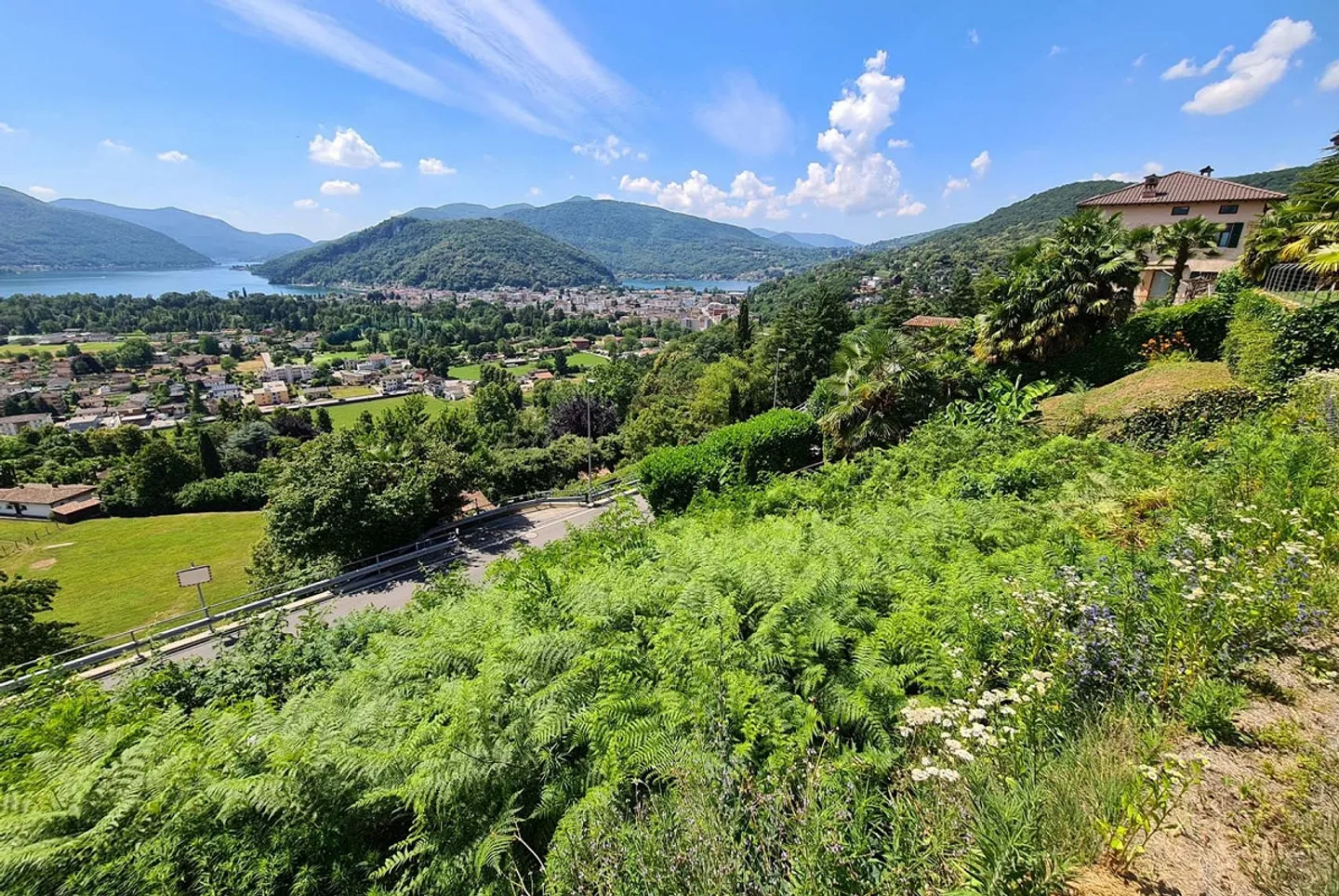 GERÄUMIGES GRUNDSTÜCK MIT SEEBLICK UND genehmigtem PROJEKT IN NEGGIO - Foto 1 von 4