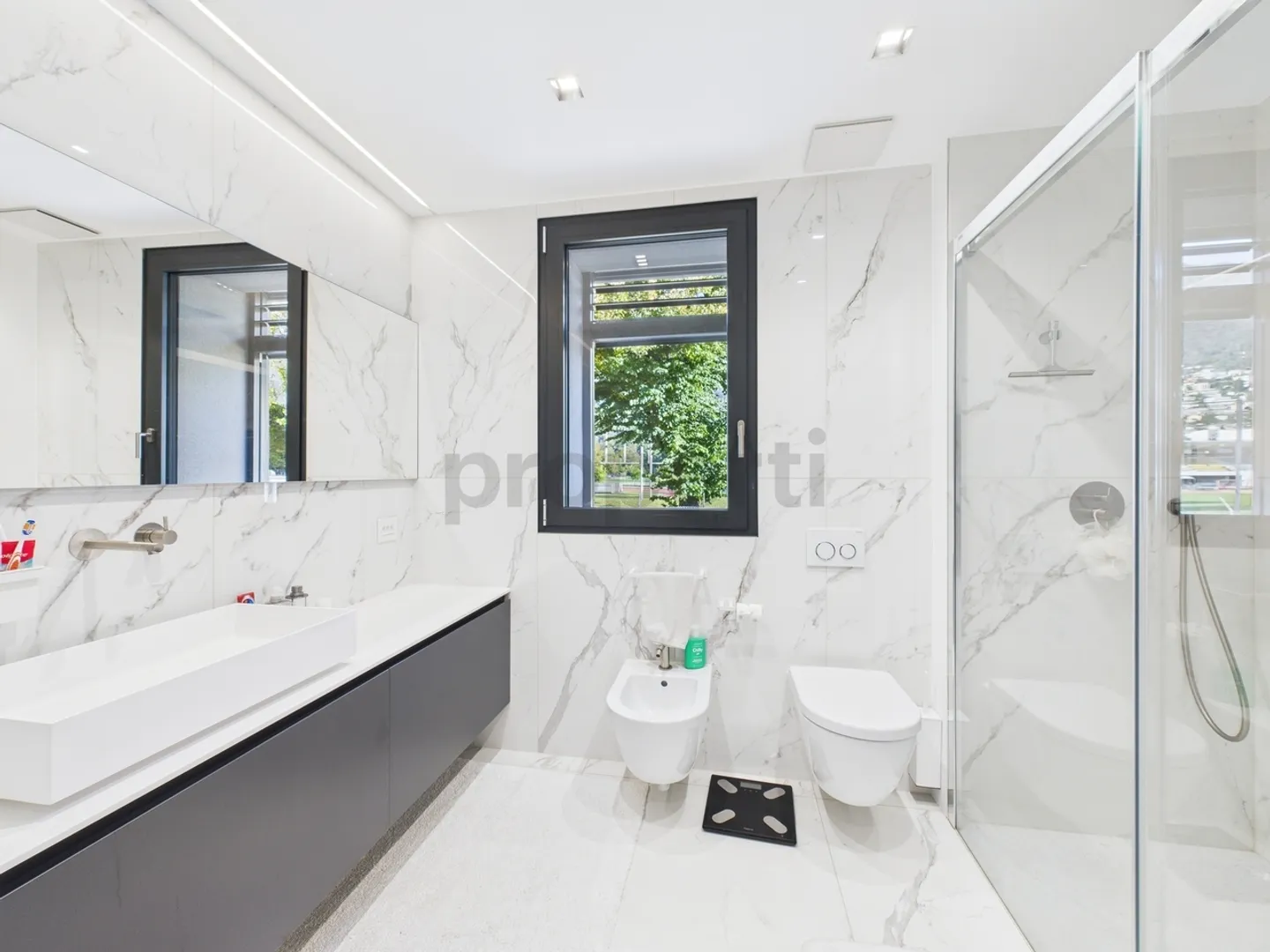 Maison moderne avec jardin, spa privé et technologie avancée à Locarno - Photo 9 sur 13