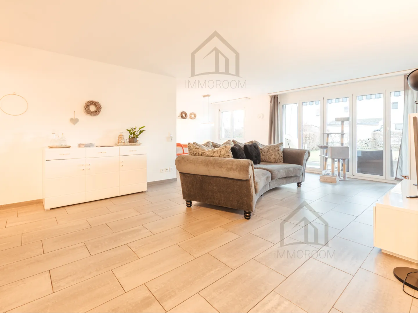 Comfortable Ground Floor Apartment with Sunny Private Garden - Photo 2 of 14