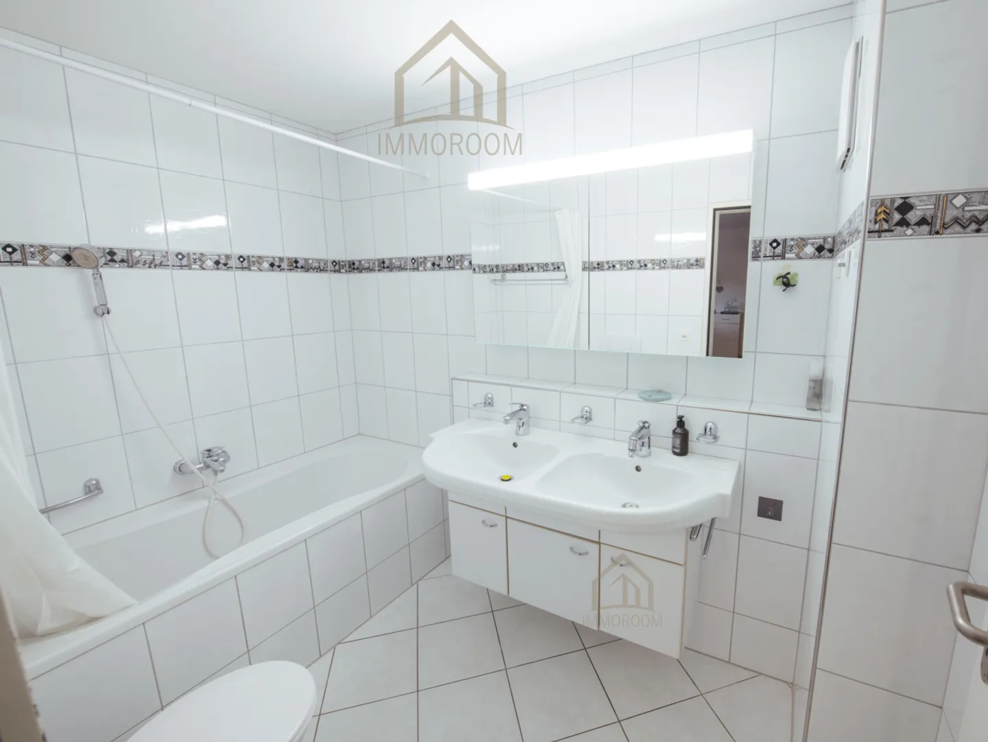 Comfortable Ground Floor Apartment with Sunny Private Garden - Photo 9 of 14