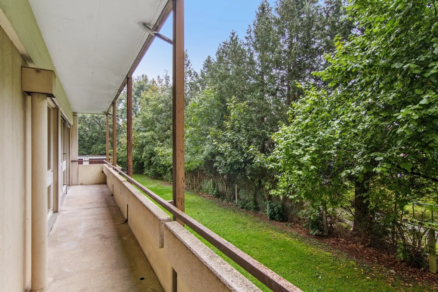 Ideal location - renovated - spacious balcony - Photo 2 of 7