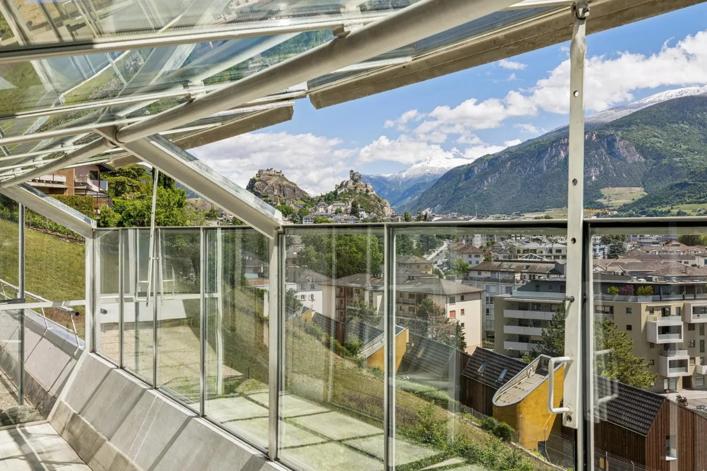 Wohnung mit Blick auf die Stadt. - Foto 1 von 8