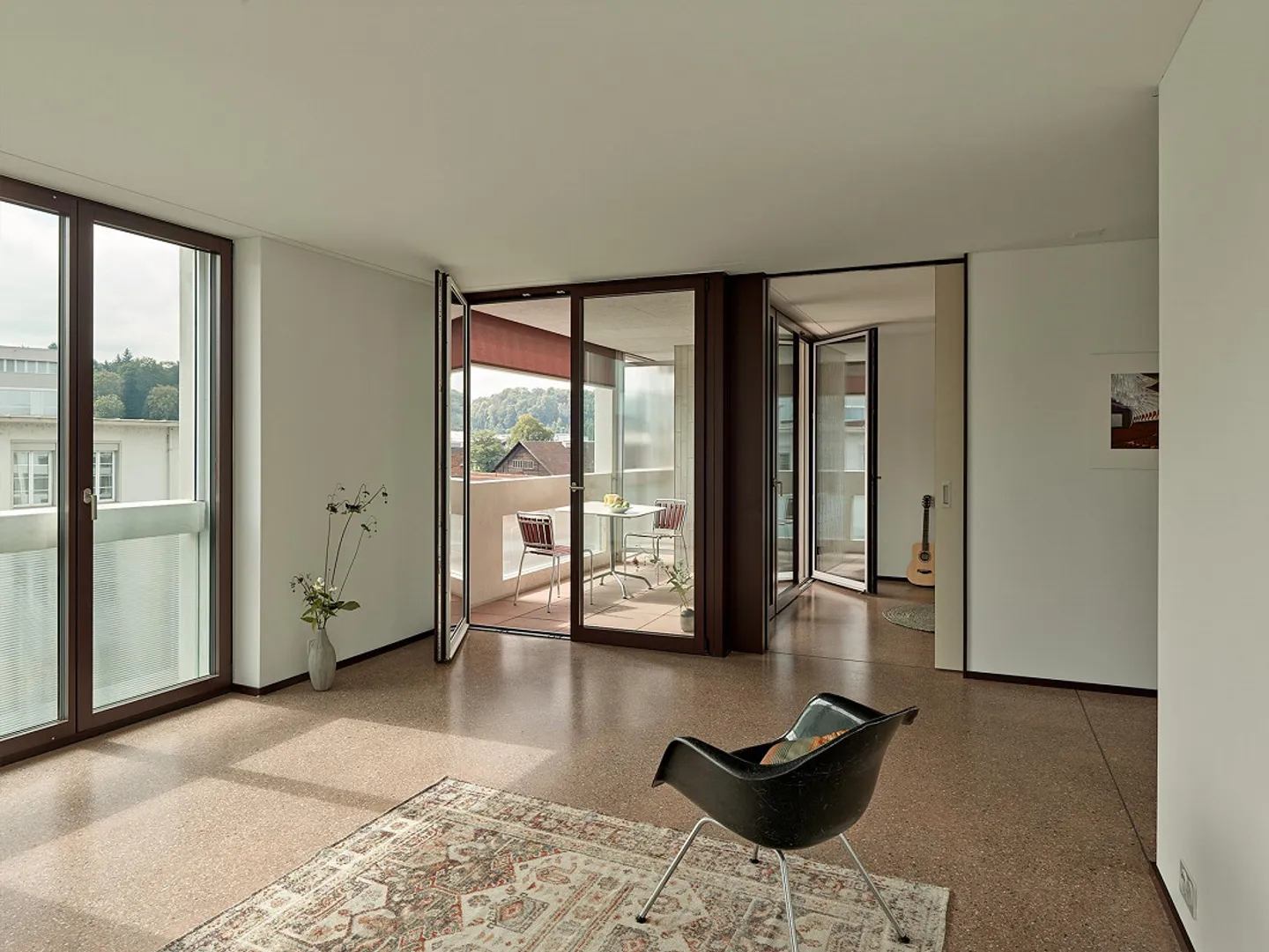 Bright 3.5-room apartment with generous and modern layout - Photo 2 of 5