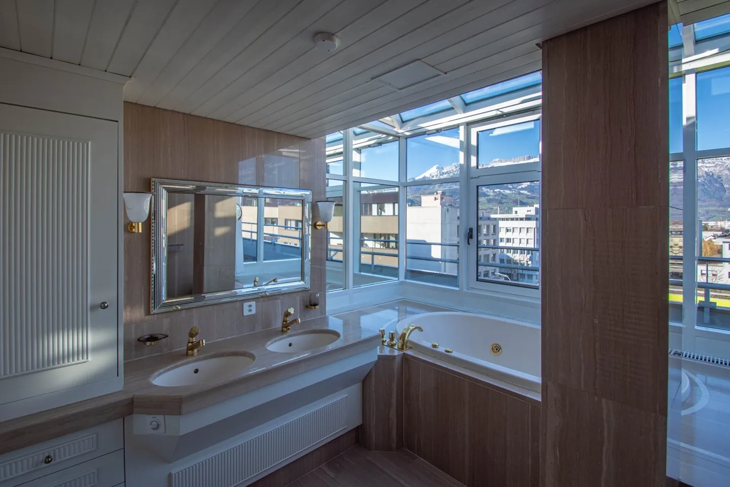 Dreamlike Penthouse with a View over the Roofs of Buchs - Photo 4 of 10