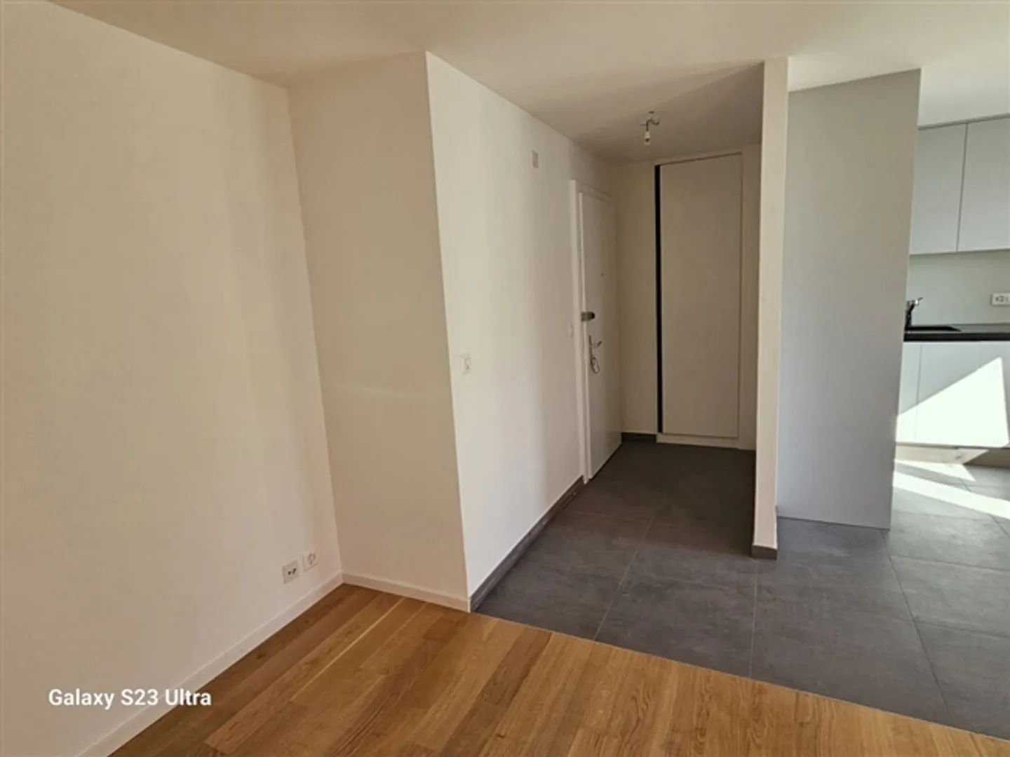 At the Lake - Apartment for Rent - Photo 5 of 7