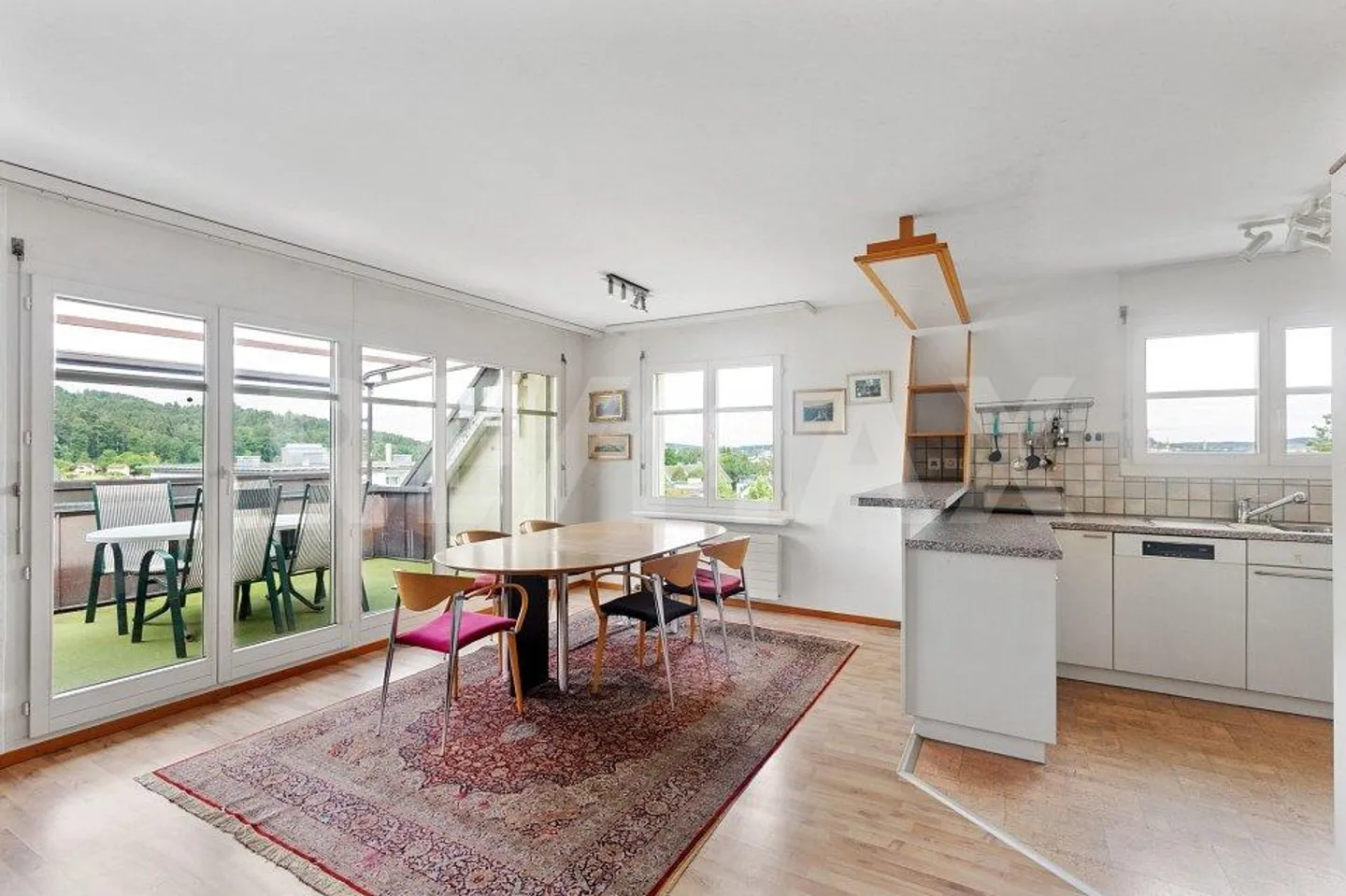 Charming 4.5-room attic apartment with sunny balcony and panoramic view - Photo 5 of 13