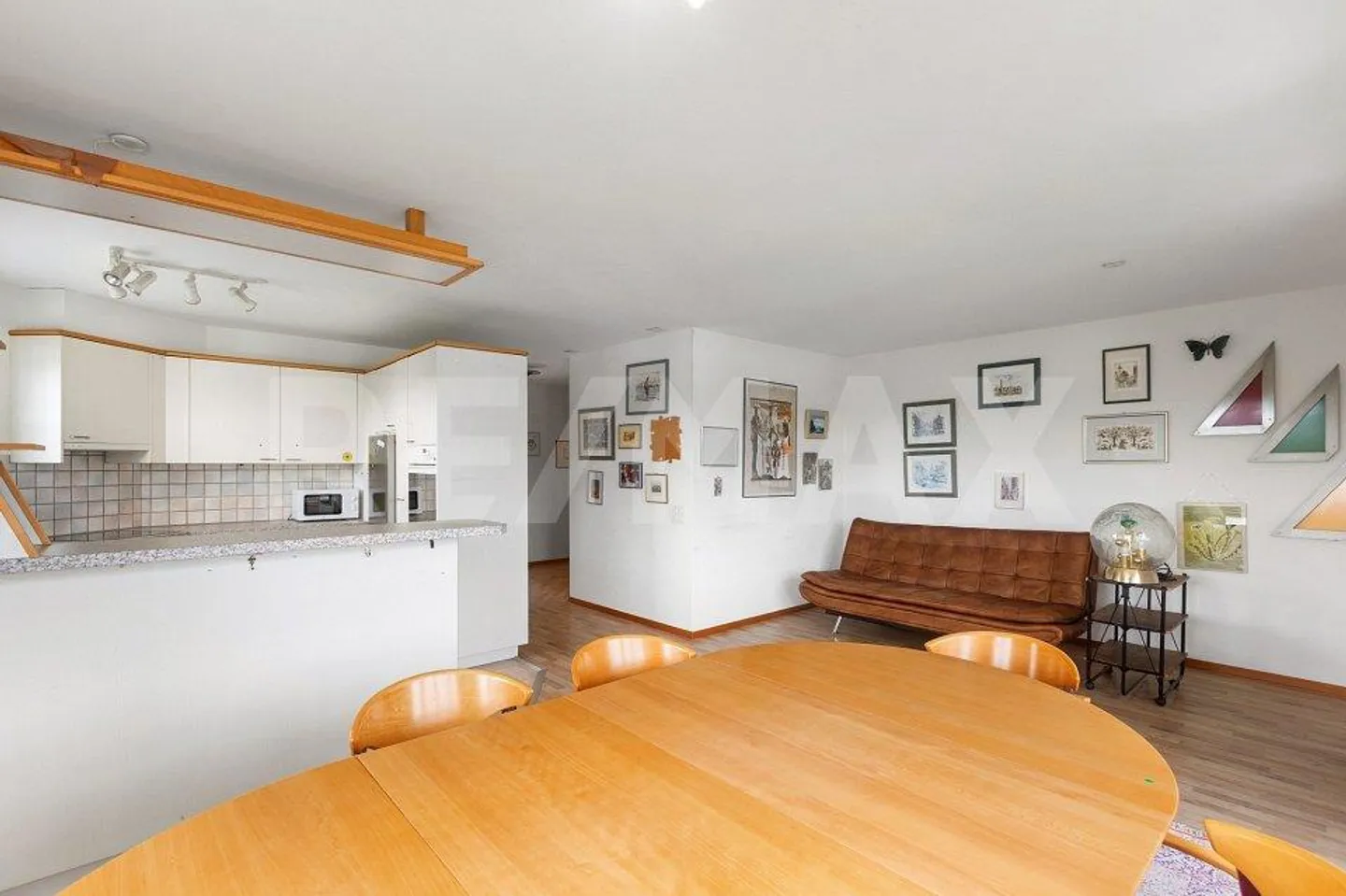 Charming 4.5-room attic apartment with sunny balcony and panoramic view - Photo 6 of 13