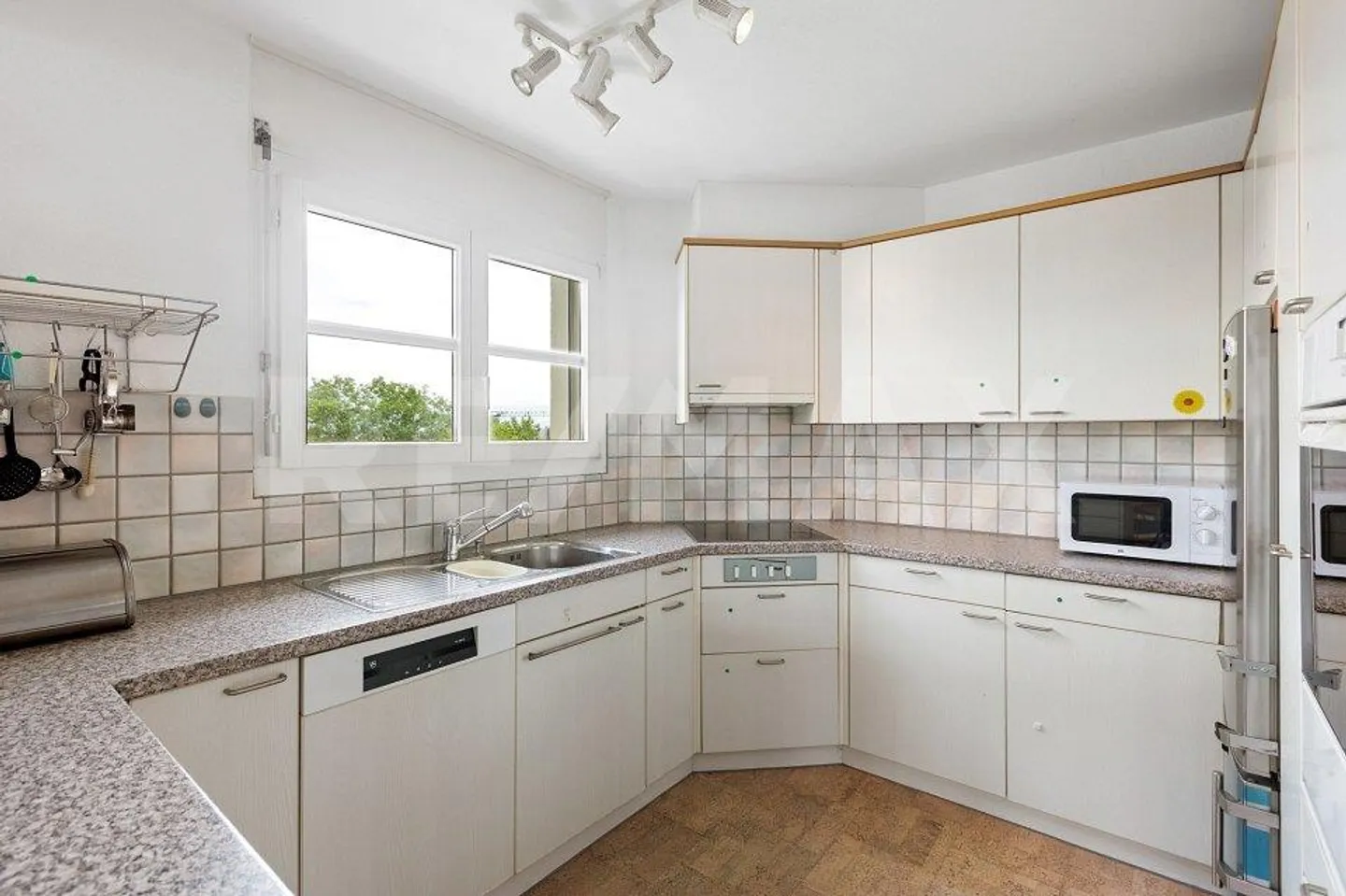 Charming 4.5-room attic apartment with sunny balcony and panoramic view - Photo 7 of 13