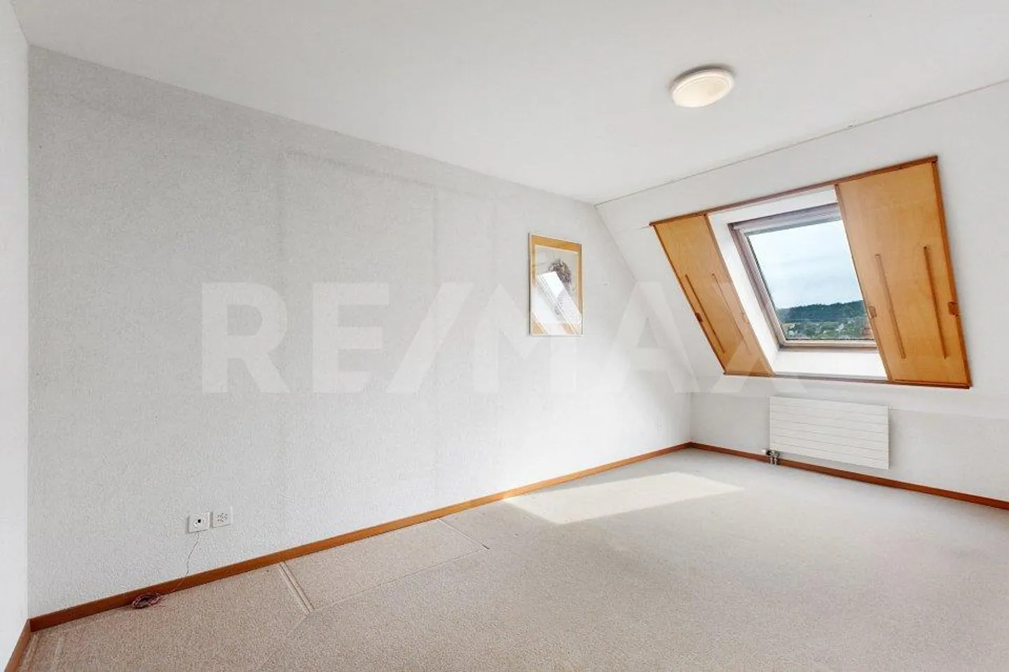 Charming 4.5-room attic apartment with sunny balcony and panoramic view - Photo 8 of 13