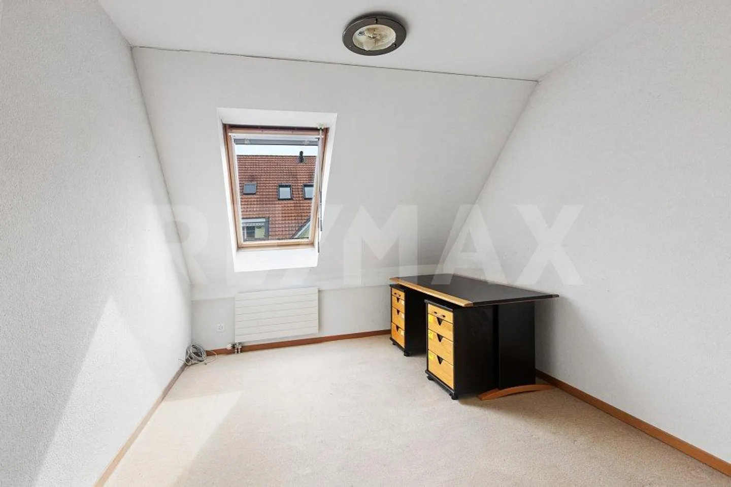 Charming 4.5-room attic apartment with sunny balcony and panoramic view - Photo 9 of 13