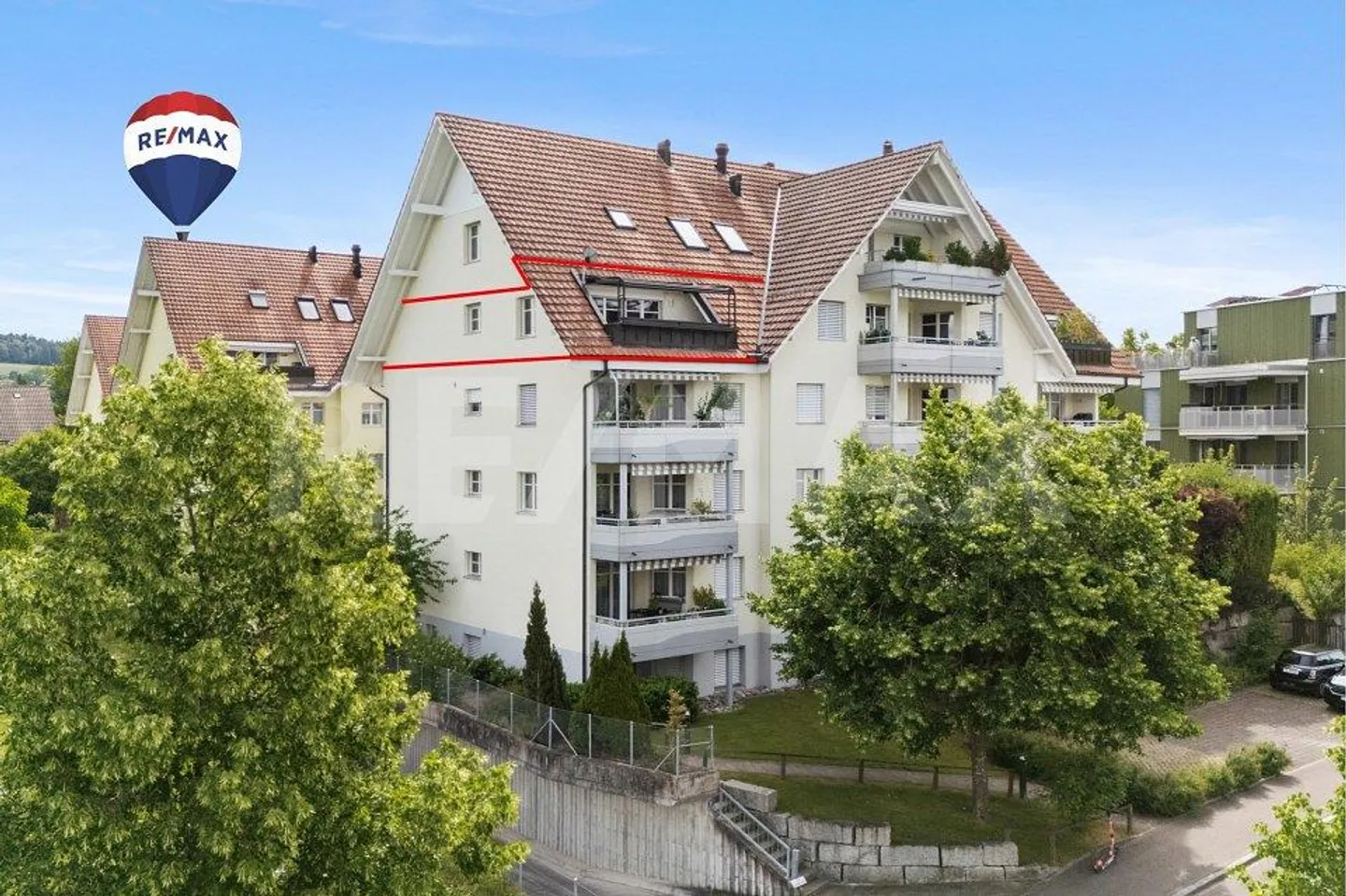 Charming 4.5-room attic apartment with sunny balcony and panoramic view - Photo 1 of 13