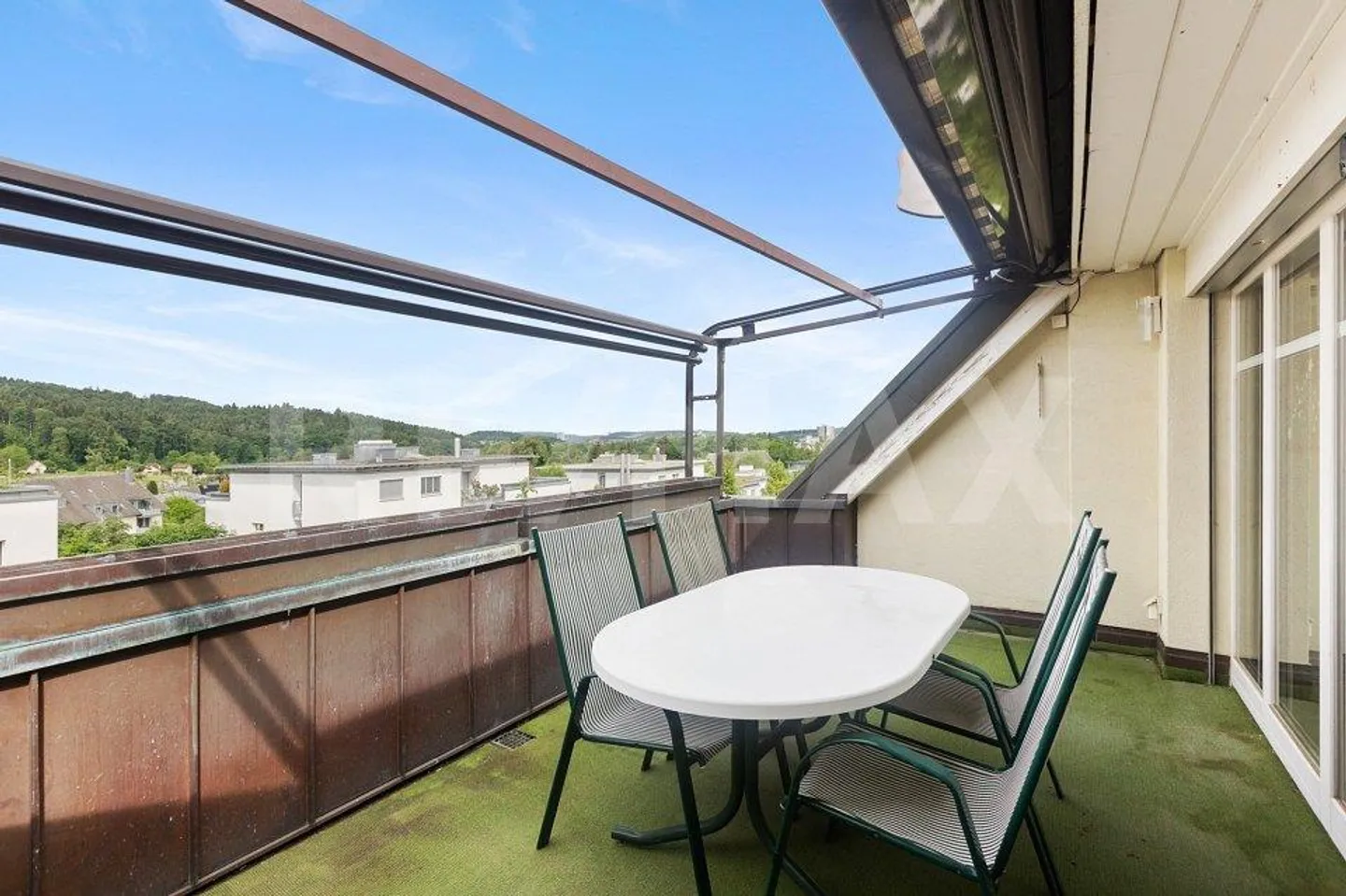 Charming 4.5-room attic apartment with sunny balcony and panoramic view - Photo 3 of 13
