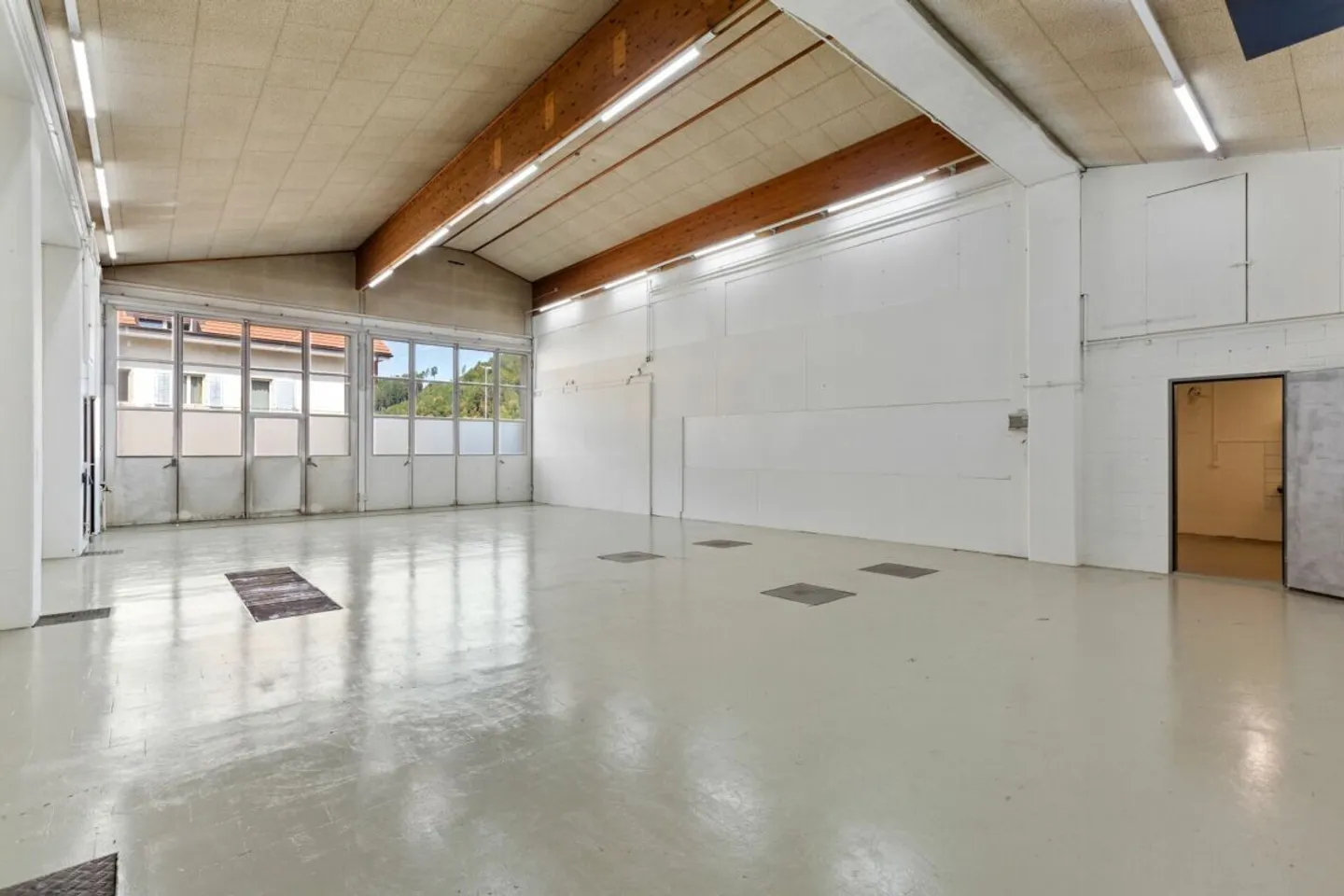Sofort nutzbar - ausgebaute Gewerbehalle mit Aussenfläche - Photo 1 sur 8